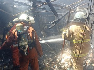 Minimarket dan Rumah di Surabaya Terbakar, 1 Orang Tewas