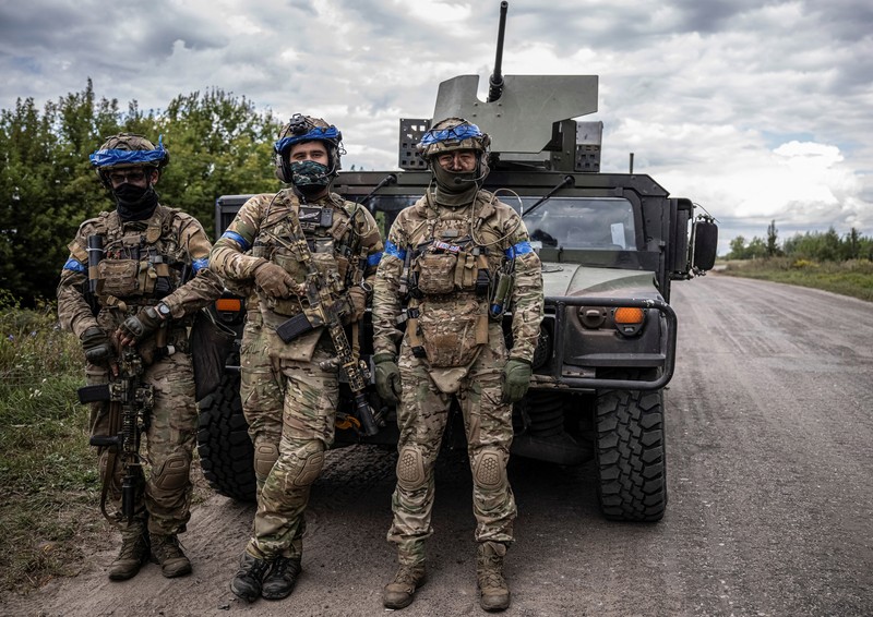 Prajurit Ukraina mengendarai kendaraan militer, di tengah serangan Rusia terhadap Ukraina, dekat perbatasan Rusia di wilayah Sumy, Ukraina 10 Agustus 2024. Prajurit Ukraina mengendarai kendaraan militer, di tengah serangan Rusia terhadap Ukraina, dekat perbatasan Rusia di wilayah Sumy, Ukraina 10 Agustus 2024. (REUTERS/Viacheslav Ratynskyi)