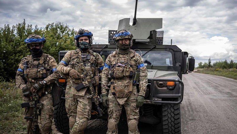 Prajurit Ukraina mengendarai kendaraan militer, di tengah serangan Rusia terhadap Ukraina, dekat perbatasan Rusia di wilayah Sumy, Ukraina 10 Agustus 2024. (REUTERS/Viacheslav Ratynskyi)