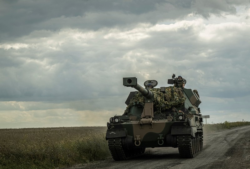 Prajurit Ukraina mengendarai kendaraan militer, di tengah serangan Rusia terhadap Ukraina, dekat perbatasan Rusia di wilayah Sumy, Ukraina 10 Agustus 2024. (REUTERS/Viacheslav Ratynskyi)