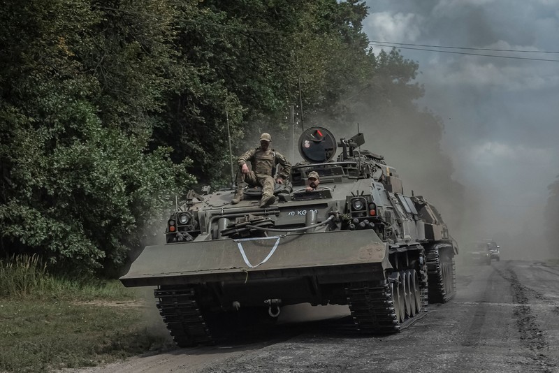 Prajurit Ukraina mengendarai kendaraan militer, di tengah serangan Rusia terhadap Ukraina, dekat perbatasan Rusia di wilayah Sumy, Ukraina 10 Agustus 2024. (REUTERS/Viacheslav Ratynskyi)