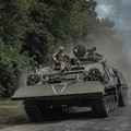 Prajurit Ukraina mengendarai kendaraan militer, di tengah serangan Rusia terhadap Ukraina, dekat perbatasan Rusia di wilayah Sumy, Ukraina 10 Agustus 2024. (REUTERS/Viacheslav Ratynskyi)