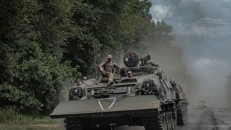 Prajurit Ukraina mengendarai kendaraan militer, di tengah serangan Rusia terhadap Ukraina, dekat perbatasan Rusia di wilayah Sumy, Ukraina 10 Agustus 2024. (REUTERS/Viacheslav Ratynskyi)