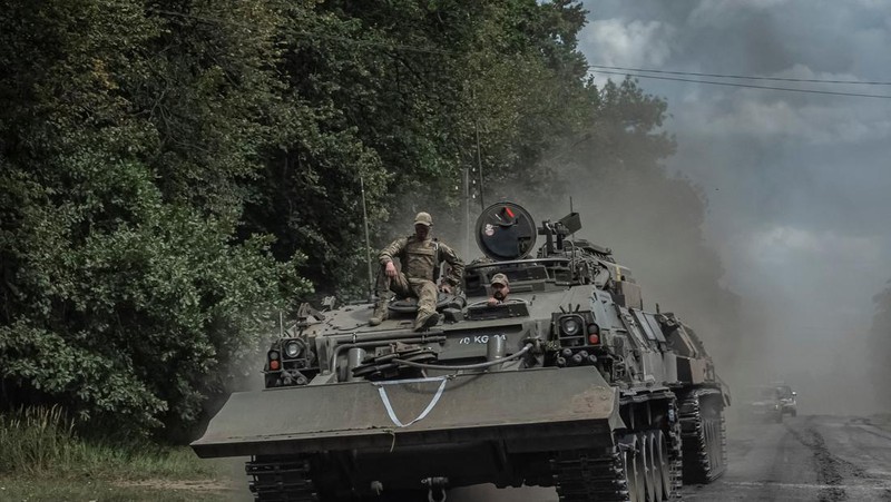 Prajurit Ukraina mengendarai kendaraan militer, di tengah serangan Rusia terhadap Ukraina, dekat perbatasan Rusia di wilayah Sumy, Ukraina 10 Agustus 2024. (REUTERS/Viacheslav Ratynskyi)