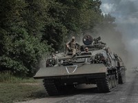 Prajurit Ukraina mengendarai kendaraan militer, di tengah serangan Rusia terhadap Ukraina, dekat perbatasan Rusia di wilayah Sumy, Ukraina 10 Agustus 2024. (REUTERS/Viacheslav Ratynskyi)