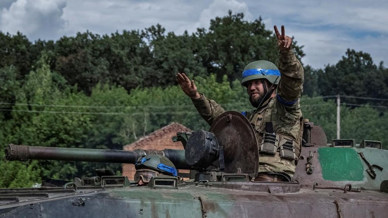 Prajurit Ukraina mengendarai kendaraan militer, di tengah serangan Rusia terhadap Ukraina, dekat perbatasan Rusia di wilayah Sumy, Ukraina 10 Agustus 2024. (REUTERS/Viacheslav Ratynskyi)