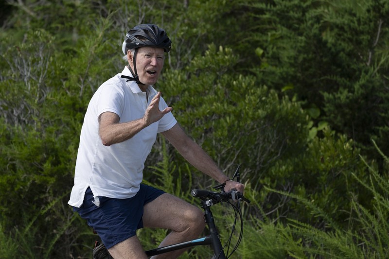 Presiden Joe Biden melambaikan tangan saat mengendarai sepedanya bersama agen Secret Service di Gordons Pond di Rehoboth Beach, Del., Minggu, 11 Agustus 2024. Presiden Joe Biden melambaikan tangan saat mengendarai sepedanya bersama agen Secret Service di Gordons Pond di Rehoboth Beach, Del., Minggu, 11 Agustus 2024. (AP Photo/Manuel Balce Ceneta)