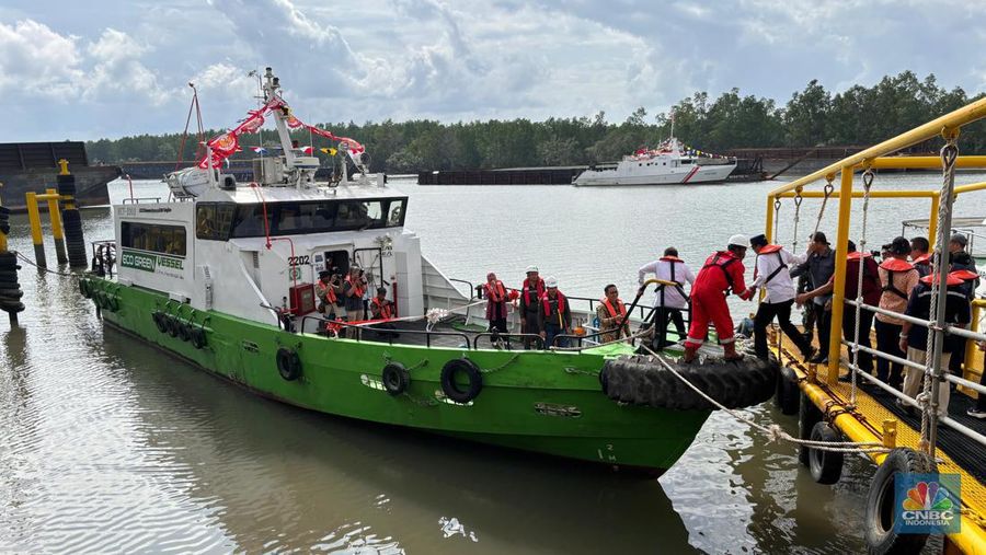 Peresmian Operasional kapal Prototype Diesel Dual Fuel (DDF) Crewboat PT Pertamina Hulu Mahakam di Pelabuhan Somber, Balikpapan, Kalimantan Timur, oleh Menteri ESDM Arifin Tasrif dan Menteri Perhubungan Budi Karya Sumadi, Senin (12/8/2024). (CNBC Indonesia/Firda Dwi Muliawati)