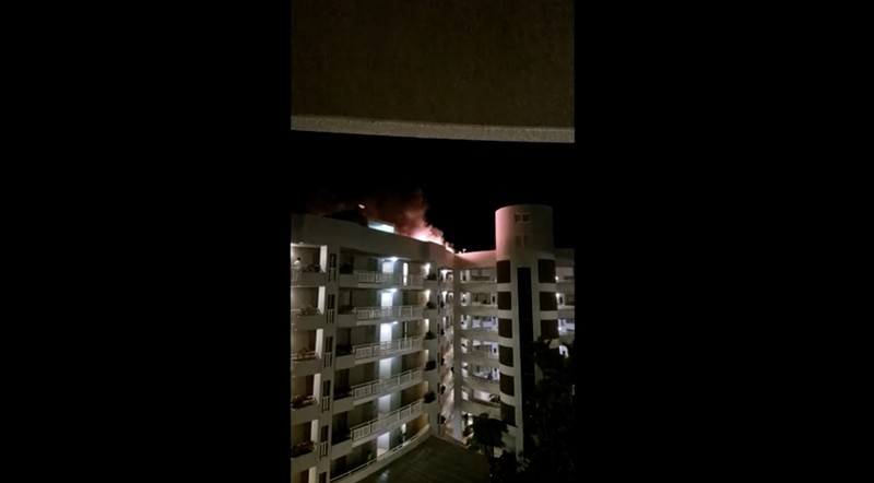 Rekaman video saksi mata dari sebuah apartemen di kota Cairns, Australia, menunjukkan asap dan api mengepul ke udara pada Senin dini hari (12 Agustus) setelah sebuah helikopter jatuh. Rekaman video saksi mata dari sebuah apartemen di kota Cairns, Australia, menunjukkan asap dan api mengepul ke udara pada Senin dini hari (12 Agustus) setelah sebuah helikopter jatuh. (Tangkapan Layar Video Reuters/AMANDA KAY)