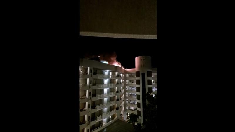 Rekaman video saksi mata dari sebuah apartemen di kota Cairns, Australia, menunjukkan asap dan api mengepul ke udara pada Senin dini hari (12 Agustus) setelah sebuah helikopter jatuh. (Tangkapan Layar Video Reuters/AMANDA KAY)