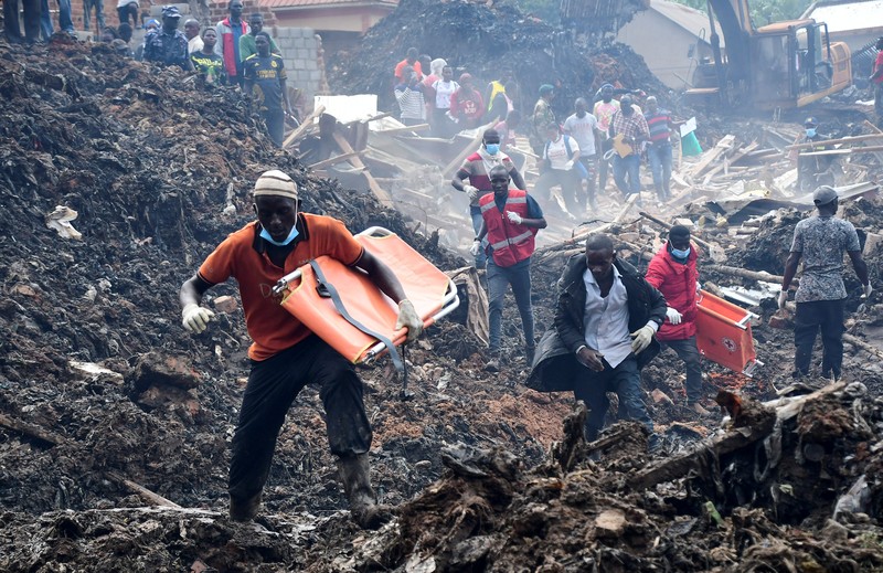 Relawan tiba untuk mencari jenazah warga yang tewas akibat tanah longsor akibat hujan deras di tempat pembuangan sampah yang dikenal sebagai Kiteezi yang berfungsi sebagai tempat pembuangan sampah, di desa Lusanja, di luar Kampala, Uganda, 10 Agustus 2024. Relawan tiba untuk mencari jenazah warga yang tewas akibat tanah longsor akibat hujan deras di tempat pembuangan sampah yang dikenal sebagai Kiteezi yang berfungsi sebagai tempat pembuangan sampah, di desa Lusanja, di luar Kampala, Uganda, 10 Agustus 2024. (REUTERS/Abubaker Lubowa)