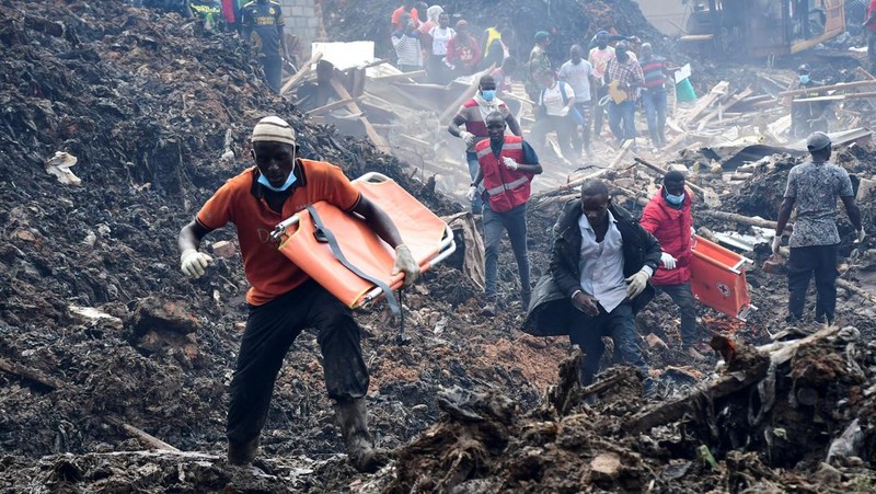 Relawan tiba untuk mencari jenazah warga yang tewas akibat tanah longsor akibat hujan deras di tempat pembuangan sampah yang dikenal sebagai Kiteezi yang berfungsi sebagai tempat pembuangan sampah, di desa Lusanja, di luar Kampala, Uganda, 10 Agustus 2024. (REUTERS/Abubaker Lubowa)