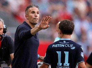 Coach Robin van Persie Kalah dalam Laga Debut