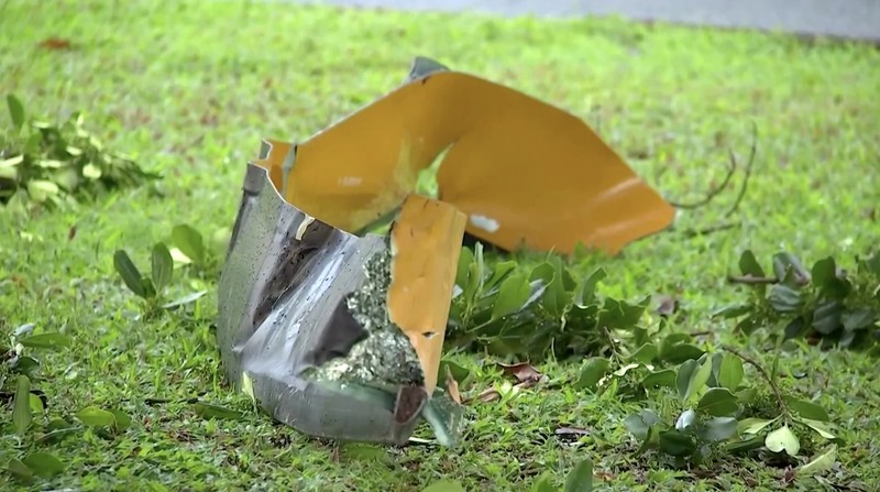 Rekaman video saksi mata dari sebuah apartemen di kota Cairns, Australia, menunjukkan asap dan api mengepul ke udara pada Senin dini hari (12 Agustus) setelah sebuah helikopter jatuh. (Tangkapan Layar Video Reuters/AMANDA KAY)