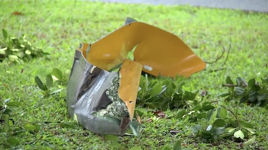 Rekaman video saksi mata dari sebuah apartemen di kota Cairns, Australia, menunjukkan asap dan api mengepul ke udara pada Senin dini hari (12 Agustus) setelah sebuah helikopter jatuh. (Tangkapan Layar Video Reuters/AMANDA KAY)