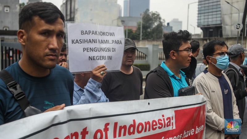 Sejumlah pencari suaka menggelar aksi unjuk rasa di depan kantor United Nations High Commissioner for Refugees (UNHCR), Jakarta, Senin (12/08/2024). (CNBC Indonesia/Faisal Rahman)