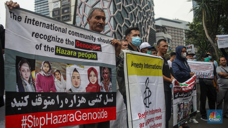 Sejumlah pencari suaka menggelar aksi unjuk rasa di depan kantor United Nations High Commissioner for Refugees (UNHCR), Jakarta, Senin (12/08/2024). Sejumlah pencari suaka menggelar aksi unjuk rasa di depan kantor United Nations High Commissioner for Refugees (UNHCR), Jakarta, Senin (12/08/2024). (CNBC Indonesia/Faisal Rahman)