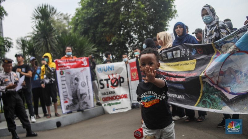 Sejumlah pencari suaka menggelar aksi unjuk rasa di depan kantor United Nations High Commissioner for Refugees (UNHCR), Jakarta, Senin (12/08/2024). Sejumlah pencari suaka menggelar aksi unjuk rasa di depan kantor United Nations High Commissioner for Refugees (UNHCR), Jakarta, Senin (12/08/2024). (CNBC Indonesia/Faisal Rahman)