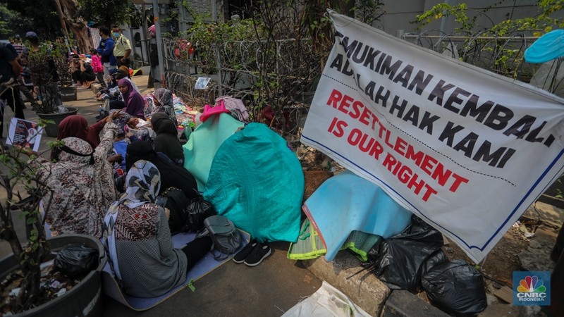 Sejumlah pencari suaka menggelar aksi unjuk rasa di depan kantor United Nations High Commissioner for Refugees (UNHCR), Jakarta, Senin (12/08/2024). Sejumlah pencari suaka menggelar aksi unjuk rasa di depan kantor United Nations High Commissioner for Refugees (UNHCR), Jakarta, Senin (12/08/2024). (CNBC Indonesia/Faisal Rahman)