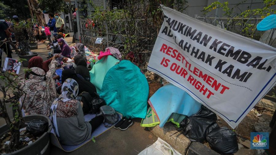 Sejumlah pencari suaka menggelar aksi unjuk rasa di depan kantor United Nations High Commissioner for Refugees (UNHCR), Jakarta, Senin (12/08/2024). (CNBC Indonesia/Faisal Rahman)