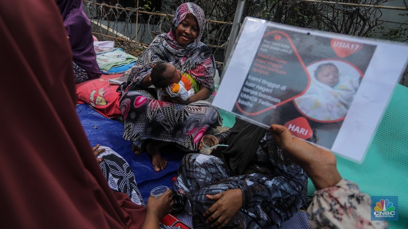 Sejumlah pencari suaka menggelar aksi unjuk rasa di depan kantor United Nations High Commissioner for Refugees (UNHCR), Jakarta, Senin (12/08/2024). Sejumlah pencari suaka menggelar aksi unjuk rasa di depan kantor United Nations High Commissioner for Refugees (UNHCR), Jakarta, Senin (12/08/2024). (CNBC Indonesia/Faisal Rahman)