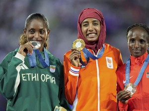 Pelari Sifan Hassan Raih Emas di Olimpiade 2024, Pakai Hijab Saat Dapat Medali