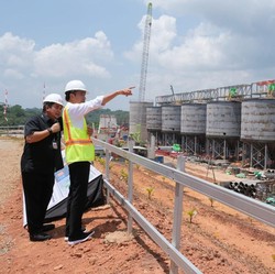 Hari Ini Jokowi Resmikan Injeksi Bauksit Perdana Proyek Rp25,6 Triliun