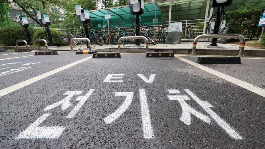 An electric vehicle charging facility is installed in the surface parking lot of an apartment complex in Anyang, South Korea, August 8, 2024. Yonhap/via REUTERS       ATTENTION EDITORS - THIS IMAGE HAS BEEN SUPPLIED BY A THIRD PARTY. NO RESALES. NO ARCHIVE. SOUTH KOREA OUT. NO COMMERCIAL OR EDITORIAL SALES IN SOUTH KOREA.