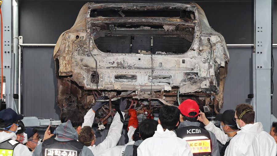Officials from police, fire, National Forensic Service and Mercedes-Benz conduct a second joint forensic examination of an electric car that caught fire in the underground parking lot of an apartment complex on August 1 in Incheon, South Korea, August 8, 2024. Yonhap/via REUTERS ATTENTION EDITORS - THIS IMAGE HAS BEEN SUPPLIED BY A THIRD PARTY. NO RESALES. NO ARCHIVE. SOUTH KOREA OUT. NO COMMERCIAL OR EDITORIAL SALES IN SOUTH KOREA.
