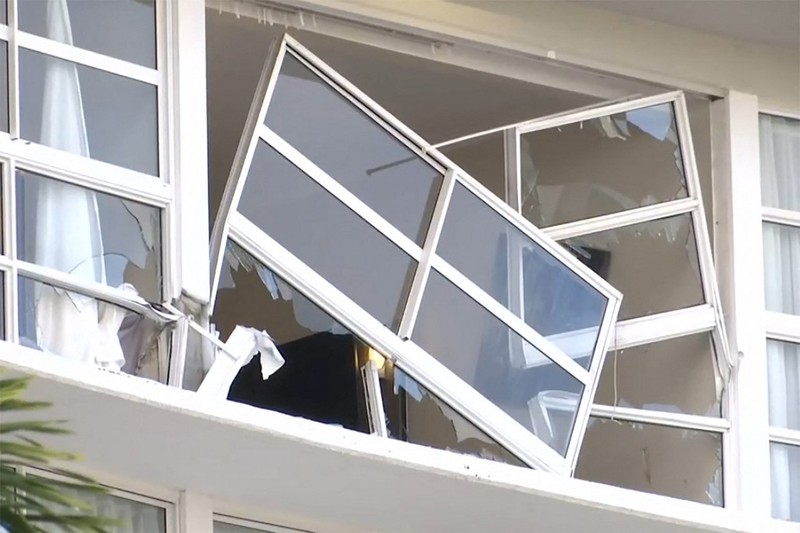 Rekaman video saksi mata dari sebuah apartemen di kota Cairns, Australia, menunjukkan asap dan api mengepul ke udara pada Senin dini hari (12 Agustus) setelah sebuah helikopter jatuh. Rekaman video saksi mata dari sebuah apartemen di kota Cairns, Australia, menunjukkan asap dan api mengepul ke udara pada Senin dini hari (12 Agustus) setelah sebuah helikopter jatuh. (Tangkapan Layar Video Reuters/AMANDA KAY)