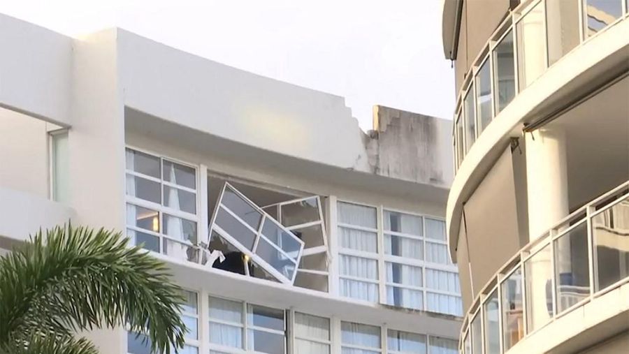 Rekaman video saksi mata dari sebuah apartemen di kota Cairns, Australia, menunjukkan asap dan api mengepul ke udara pada Senin dini hari (12 Agustus) setelah sebuah helikopter jatuh. (Tangkapan Layar Video Reuters/AMANDA KAY)