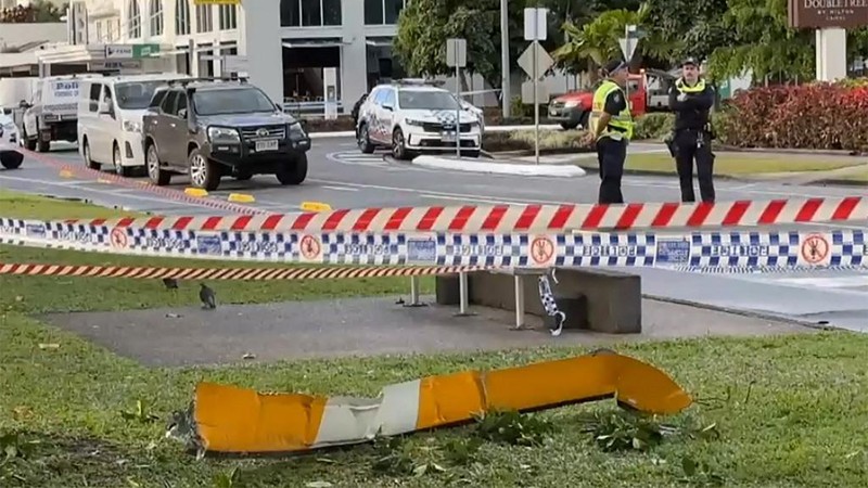 Rekaman video saksi mata dari sebuah apartemen di kota Cairns, Australia, menunjukkan asap dan api mengepul ke udara pada Senin dini hari (12 Agustus) setelah sebuah helikopter jatuh. (Tangkapan Layar Video Reuters/AMANDA KAY)