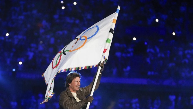 Kembang api menandakan berakhirnya upacara penutupan Olimpiade Musim Panas 2024 yang berlangsung di Stade de France, Senin, 12 Agustus 2024, di Saint-Denis, Prancis. (AP Photo/Alessandra Tarantino)