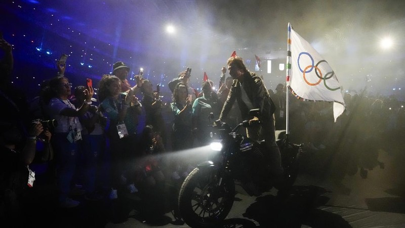Kembang api menandakan berakhirnya upacara penutupan Olimpiade Musim Panas 2024 yang berlangsung di Stade de France, Senin, 12 Agustus 2024, di Saint-Denis, Prancis. (AP Photo/Alessandra Tarantino)