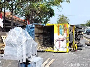 Truk Tabrak Trotoar hingga Terguling di Subang gegara Sopir Ngantuk