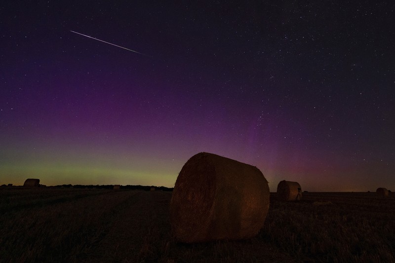 Para astronom mengamati langit utara selama hujan meteor Perseid di Kozjak, Makedonia Utara, 12 Agustus 2024. (REUTERS/Ognen Teofilovski)