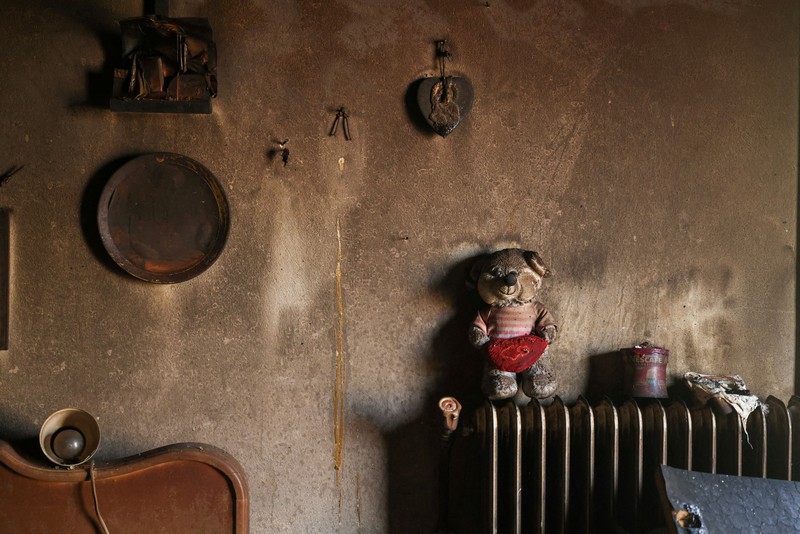 Sebuah bangunan sekolah menengah atas dan pusat kebugarannya terlihat terbakar saat kebakaran hutan melanda Nea Penteli, dekat Athena, Yunani, 12 Agustus 2024. (REUTERS/Alexandros Avramidis)