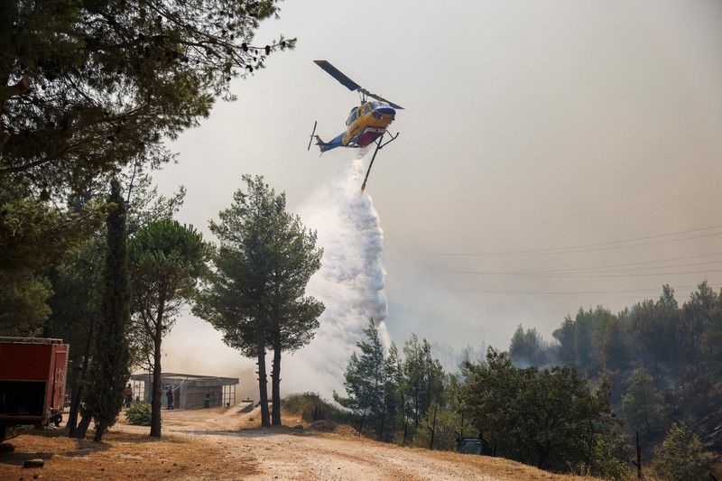 Sebuah bangunan sekolah menengah atas dan pusat kebugarannya terlihat terbakar saat kebakaran hutan melanda Nea Penteli, dekat Athena, Yunani, 12 Agustus 2024. Sebuah bangunan sekolah menengah atas dan pusat kebugarannya terlihat terbakar saat kebakaran hutan melanda Nea Penteli, dekat Athena, Yunani, 12 Agustus 2024. (REUTERS/Alexandros Avramidis)