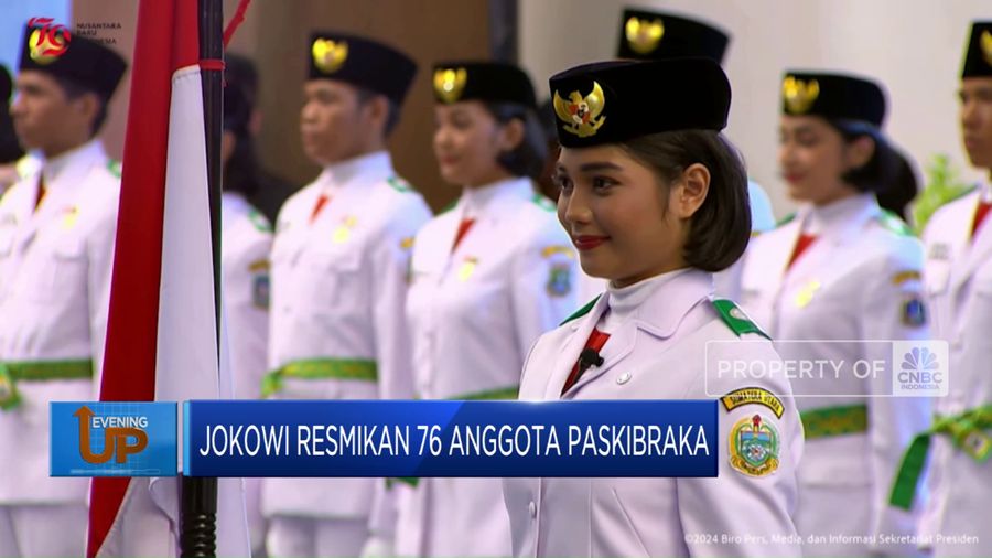 Jokowi Kukuhkan 76 Anggota Paskibraka yang Bertugas di IKN