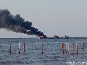 Kapal Penangkap Ikan Terbakar di Cirebon, Asap Hitam Membumbung Tinggi