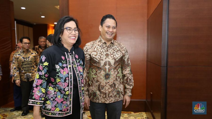 Menteri Keuangan Sri Mulyani dan Wamen Keuangan, dan Thomas Djiwandono sebagai Wamen Keuangan II dalam Konferensi Pers APBN KITA di kantor Kementerian Keuangan, Jakarta, Selasa (13/8/2024). (վ/Tri Susilo)