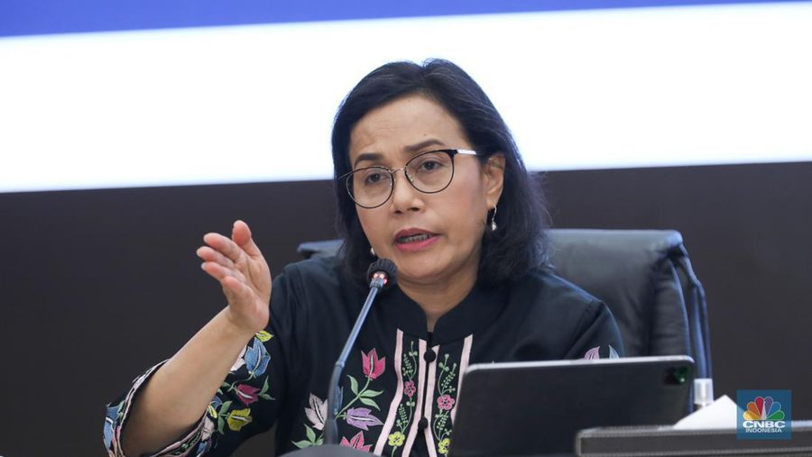 Menteri Keuangan Sri Mulyani memberikan keterangan dalam Konferensi Pers APBN KITA di kantor Kementerian Keuangan, Jakarta, Selasa (13/8/2024). (CNBC Indonesia/Tri Susilo)