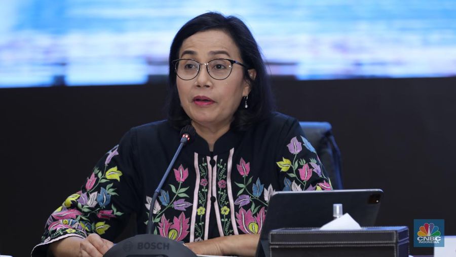 Menteri Keuangan Sri Mulyani memberikan keterangan dalam Konferensi Pers APBN KITA di kantor Kementerian Keuangan, Jakarta, Selasa (13/8/2024). (CNBC Indonesia/Tri Susilo)