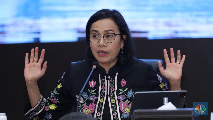 Menteri Keuangan Sri Mulyani memberikan keterangan dalam Konferensi Pers APBN KITA di kantor Kementerian Keuangan, Jakarta, Selasa (13/8/2024). (CNBC Indonesia/Tri Susilo)