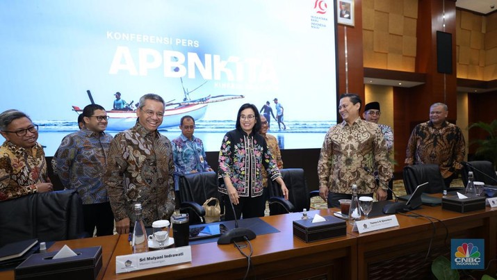 Menteri Keuangan Sri Mulyani memberikan pemaparan dalam Konferensi Pers APBN KITA di kantor Kementerian Keuangan, Jakarta, Selasa (13/8/2024). (CNBC Indonesia/Tri Susilo)