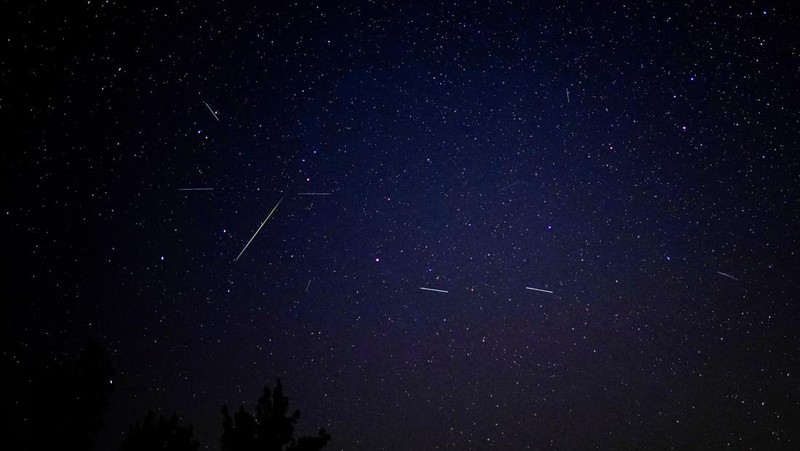 Para astronom mengamati langit utara selama hujan meteor Perseid di Kozjak, Makedonia Utara, 12 Agustus 2024. (REUTERS/Ognen Teofilovski)