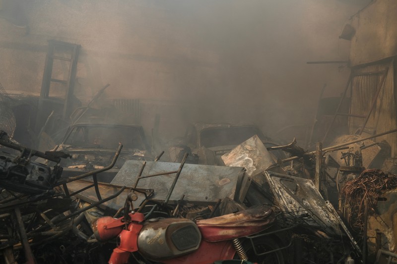 Sebuah bangunan sekolah menengah atas dan pusat kebugarannya terlihat terbakar saat kebakaran hutan melanda Nea Penteli, dekat Athena, Yunani, 12 Agustus 2024. Sebuah bangunan sekolah menengah atas dan pusat kebugarannya terlihat terbakar saat kebakaran hutan melanda Nea Penteli, dekat Athena, Yunani, 12 Agustus 2024. (REUTERS/Alexandros Avramidis)