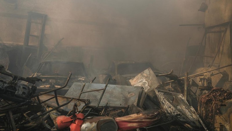 Sebuah bangunan sekolah menengah atas dan pusat kebugarannya terlihat terbakar saat kebakaran hutan melanda Nea Penteli, dekat Athena, Yunani, 12 Agustus 2024. (REUTERS/Alexandros Avramidis)