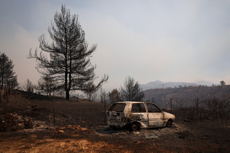 Sebuah bangunan sekolah menengah atas dan pusat kebugarannya terlihat terbakar saat kebakaran hutan melanda Nea Penteli, dekat Athena, Yunani, 12 Agustus 2024. Sebuah bangunan sekolah menengah atas dan pusat kebugarannya terlihat terbakar saat kebakaran hutan melanda Nea Penteli, dekat Athena, Yunani, 12 Agustus 2024. (REUTERS/Alexandros Avramidis)