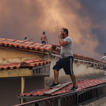 Negeri Dewa-Dewi Porak-poranda Dibakar Api, Ribuan Warga Dievakuasi